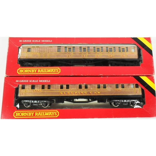 93 - Model Railway - a collection of x11 Hornby OO gauge model railway trainset locomotive rolling stock ... 