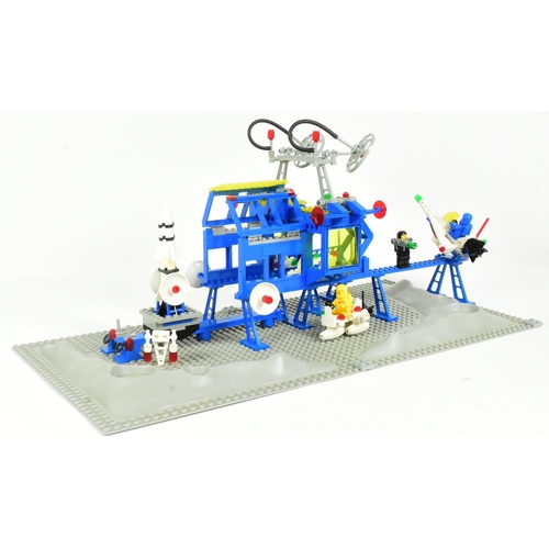 415 - Lego - a vintage 1980s (1984) Lego Space set No. 6971 Inter-Galactic Command Base with all x3 minifi... 