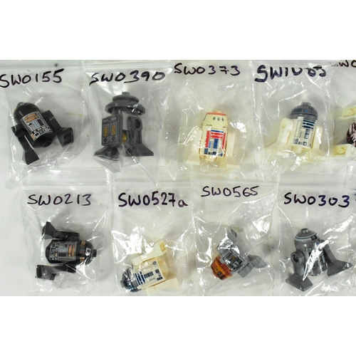 444 - Lego - a collection of x23 original Lego Star Wars Astromech Droids to include; R2-D2, R2-D5, R1-J5,... 