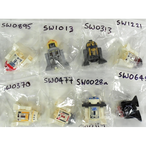 444 - Lego - a collection of x23 original Lego Star Wars Astromech Droids to include; R2-D2, R2-D5, R1-J5,... 