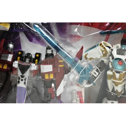 454 - Action figures - a Hasbro Transformers Cybertron Robots in Disguise action figure set, comprising of... 