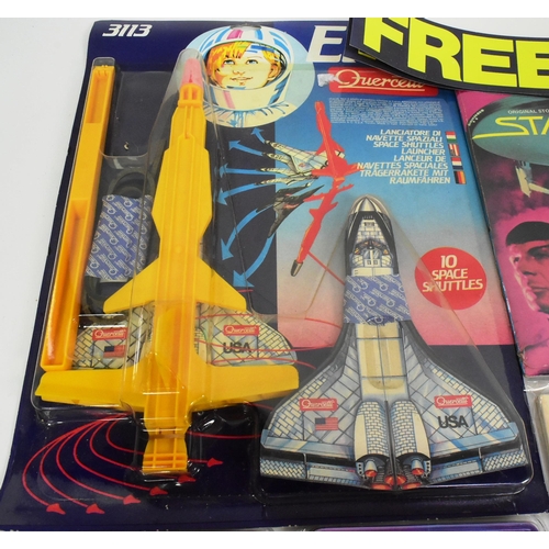 463 - A collection of vintage rack pack Space themed toys to include; x2 1990s Hope Industries made Aliens... 