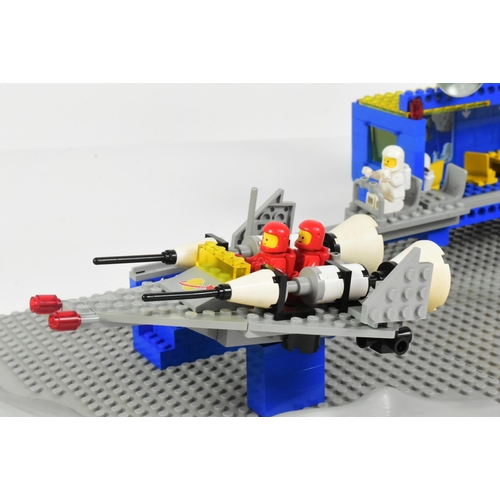 476 - Lego - a vintage 1980s Lego Space set No. 6970 Beta I Command with x4 original minifigures, instruct... 