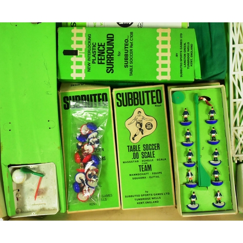 478 - Subbuteo - a vintage Subbuteo Continental Flood Light Edition tabletop football team set containing ... 