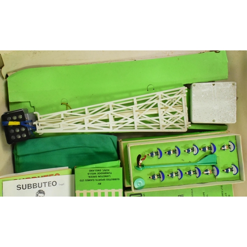 478 - Subbuteo - a vintage Subbuteo Continental Flood Light Edition tabletop football team set containing ... 