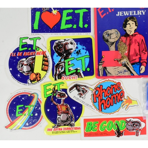 522 - ET The Extra Terrestrial - a collection of original vintage 1980s merchandise, all ex-shop stock, to... 