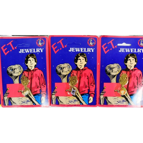 522 - ET The Extra Terrestrial - a collection of original vintage 1980s merchandise, all ex-shop stock, to... 