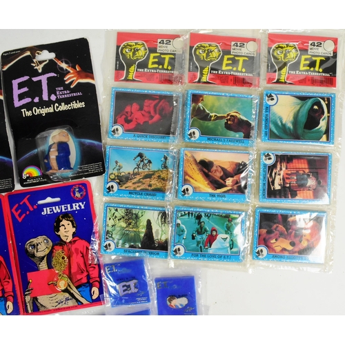 522 - ET The Extra Terrestrial - a collection of original vintage 1980s merchandise, all ex-shop stock, to... 