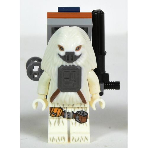 571 - Lego - a collection of x4 original Lego Star Wars minifigures comprising; Ree-Yees and R2-D2 from se... 