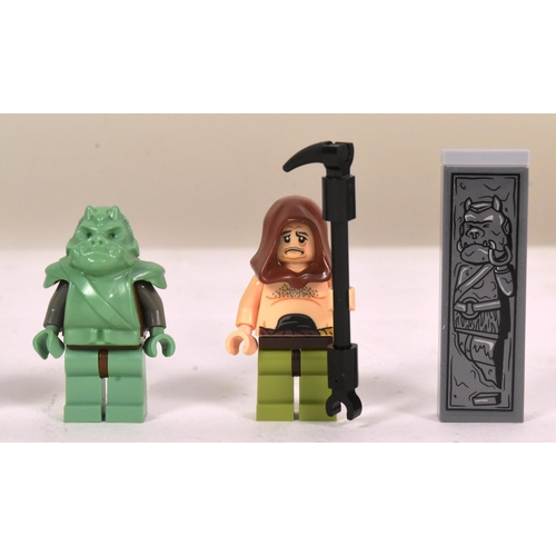 608 - Lego - a collection of x5 Lego Star Wars minifigures comprising; Boba Fett (Classic Greys), x2 Gamor... 