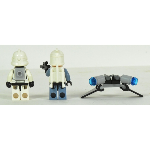 713 - Lego - x2 original Lego Star Wars minifigures comprising Clone Trooper, 104th Battalion 'Wolfpack' (... 