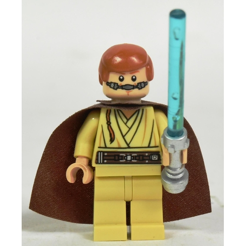 714 - Lego - a collection of x5 original Lego Star Wars minifigures comprising x4 Obi Wan Kenobi and x1 Qu... 