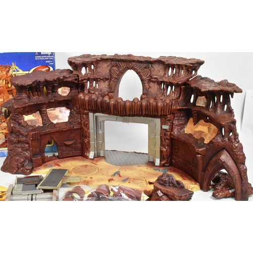 763 - Star Wars - Hasbro - 2002 action figure playset ' Geonosis Battle Arena With Secret Hangar & Droid F... 