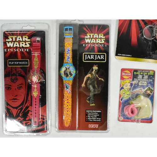 777 - Star Wars - a collection of assorted 1990s / 2000s Star Wars action figures and merchandise to inclu... 