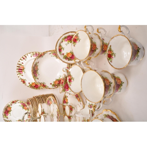 3 - Royal Albert - Old Country Roses - A large extensive collection of vintage 20th century porcelain ch... 