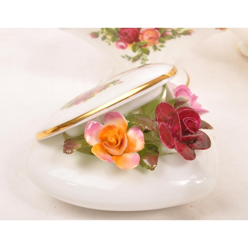 3 - Royal Albert - Old Country Roses - A large extensive collection of vintage 20th century porcelain ch... 