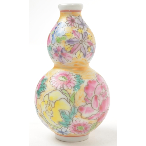 32 - A 19th century circa 1840s Chinese porcelain stem vase / double gourd snuff bottle. Hand painted flo... 