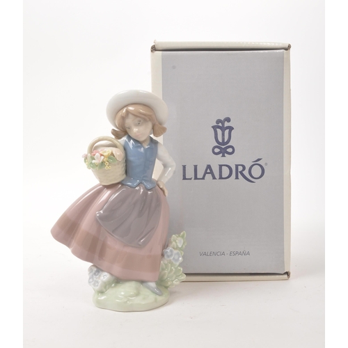 36 - Lladro / Royal Doulton - A collection of 20th century Lladro and Royal Doulton porcelain figures. Th... 