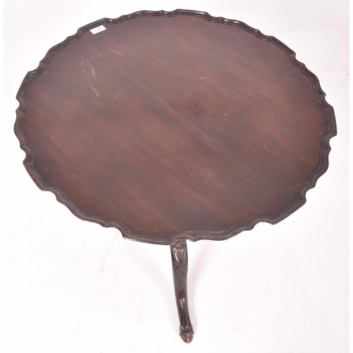 447 - A George III early 19th century mahogany pie crust tilt top tea side table. The table having a shape... 