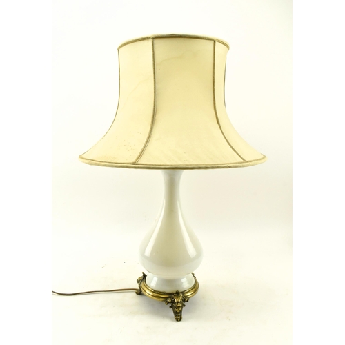 513 - An Oriental inspired early 20th century milk glass & gilt metal desk table lamp light. The lamp havi... 