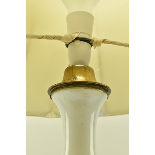 513 - An Oriental inspired early 20th century milk glass & gilt metal desk table lamp light. The lamp havi... 