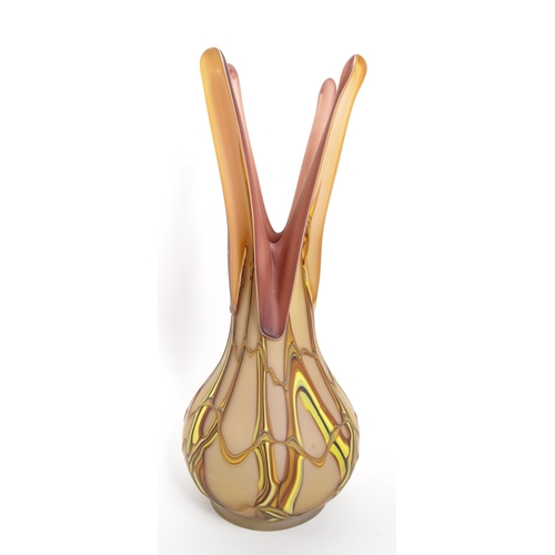 128 - Essie Zareh - A mid 20th century Azerbaijani Soviet Essie Zareh hand blown studio art glass vase. Th... 