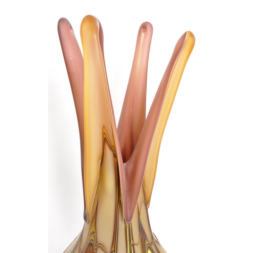 128 - Essie Zareh - A mid 20th century Azerbaijani Soviet Essie Zareh hand blown studio art glass vase. Th... 