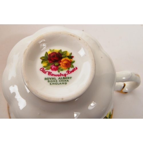 131 - Royal Albert - Old Country Roses - An extensive 20th century Royal Albert Old Country Roses bone chi... 