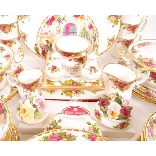 131 - Royal Albert - Old Country Roses - An extensive 20th century Royal Albert Old Country Roses bone chi... 