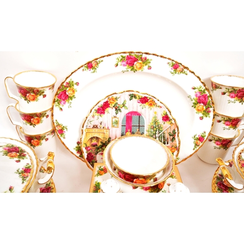 131 - Royal Albert - Old Country Roses - An extensive 20th century Royal Albert Old Country Roses bone chi... 