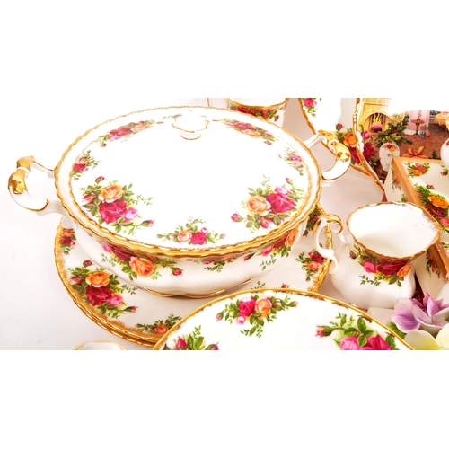 131 - Royal Albert - Old Country Roses - An extensive 20th century Royal Albert Old Country Roses bone chi... 