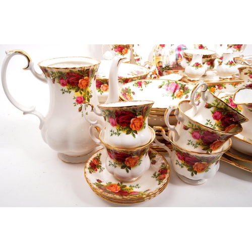 131 - Royal Albert - Old Country Roses - An extensive 20th century Royal Albert Old Country Roses bone chi... 