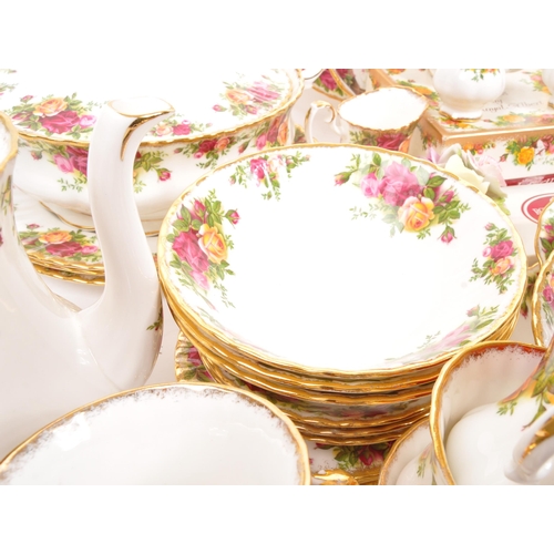 131 - Royal Albert - Old Country Roses - An extensive 20th century Royal Albert Old Country Roses bone chi... 