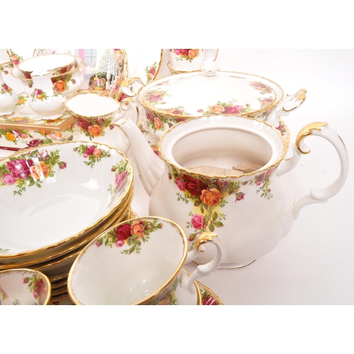 131 - Royal Albert - Old Country Roses - An extensive 20th century Royal Albert Old Country Roses bone chi... 