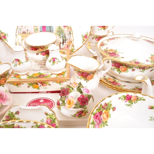 131 - Royal Albert - Old Country Roses - An extensive 20th century Royal Albert Old Country Roses bone chi... 