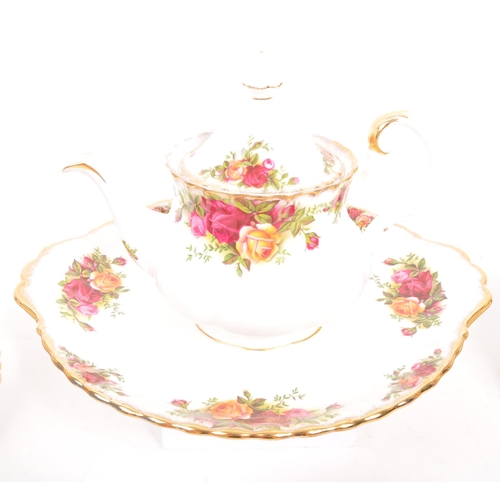 136 - Royal Albert - Old Country Roses - A porcelain china Royal Albert part tea service in the Old Countr... 