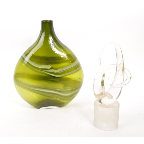 190 - Renato Anatra - A 20th century Renato Anatra studio art glass sculpture, alongside a vase. The sculp... 