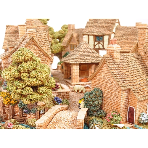 205 - Lilliput Lane - A large 20th Century Lilliput Lane cottage model figure Chipping Coombe L779 limited... 