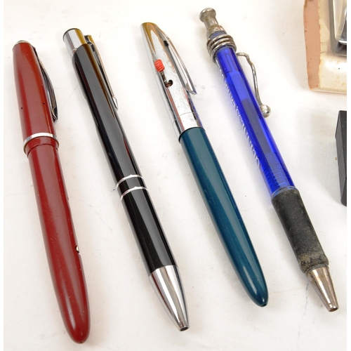 211 - A collection of 20th century pens. The collection to include examples from Papermate, Cross, Parker,... 