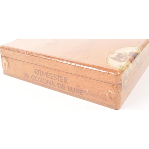 224 - Ritmeester - A mid 20th Century circa 1950s sealed unopened box of twenty-five Ritmeester Corona de ... 