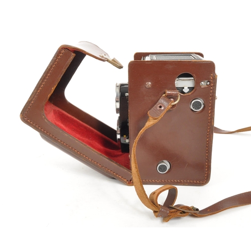 287 - M.P.P Microcord - A mid 20th century M.P.P Microcord 6x6 120 film medium format TLR camera. The came... 