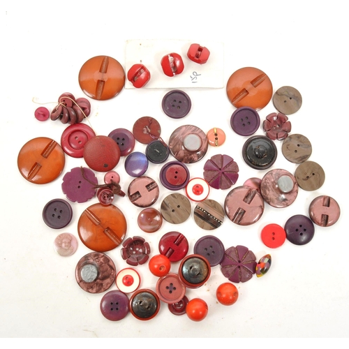 336 - A collection of 20th Century vintage including 1940s and 1950s buttons comprising of purple, pink an... 