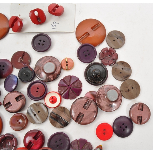 336 - A collection of 20th Century vintage including 1940s and 1950s buttons comprising of purple, pink an... 