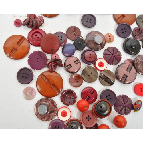 336 - A collection of 20th Century vintage including 1940s and 1950s buttons comprising of purple, pink an... 