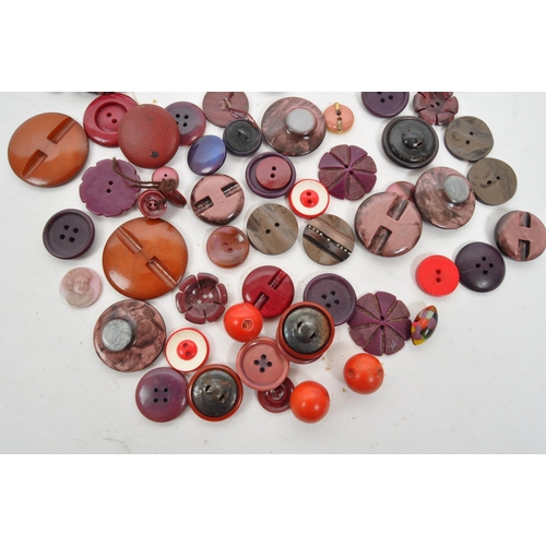 336 - A collection of 20th Century vintage including 1940s and 1950s buttons comprising of purple, pink an... 