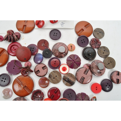 336 - A collection of 20th Century vintage including 1940s and 1950s buttons comprising of purple, pink an... 