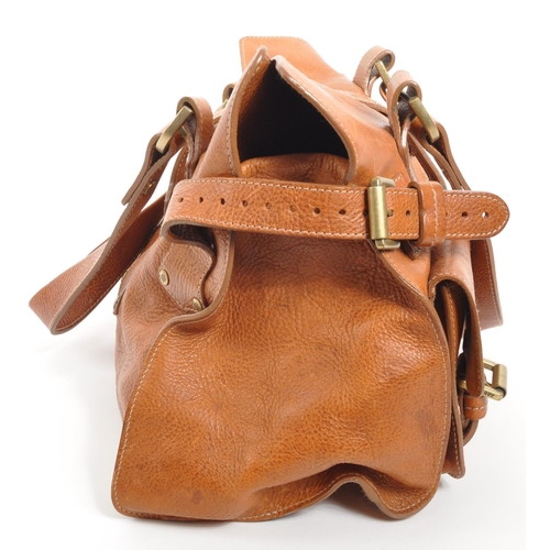 354 - Mulberry - A vintage Mulberry leather handbag. The handbag in a tan colourway with twin pockets to t... 