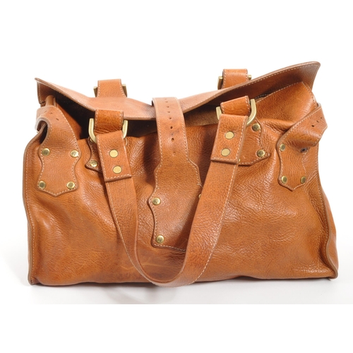 354 - Mulberry - A vintage Mulberry leather handbag. The handbag in a tan colourway with twin pockets to t... 