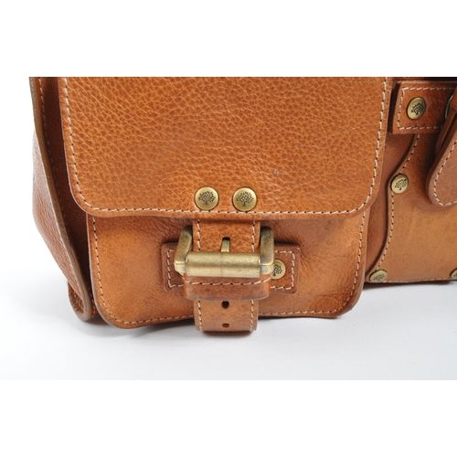 354 - Mulberry - A vintage Mulberry leather handbag. The handbag in a tan colourway with twin pockets to t... 