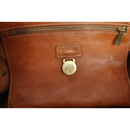 354 - Mulberry - A vintage Mulberry leather handbag. The handbag in a tan colourway with twin pockets to t... 